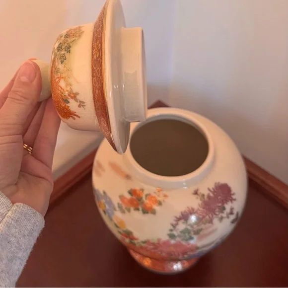 Vintage Japanese Porcelain Crackle Glaze Ginger Jar with Lid - Picture 5 of 12